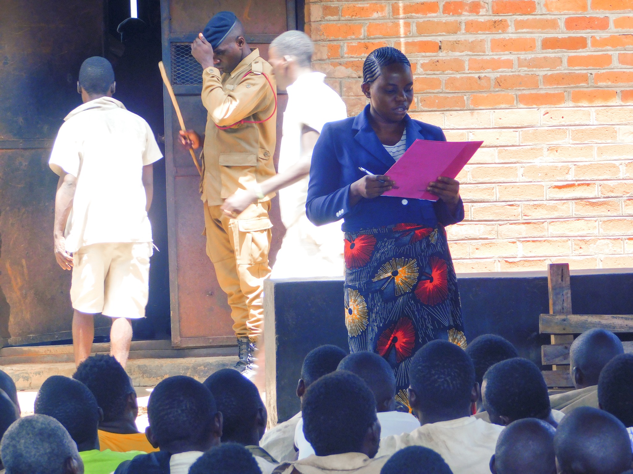SLAA Kisyombe addressing prisoners in Kasungu